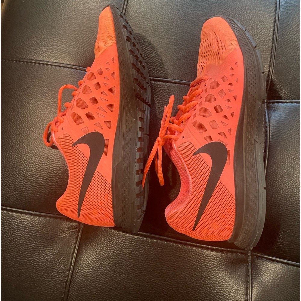 Women’s Nikes size 9 - Picture 2 of 3